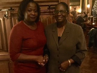 Interim bestuursvoorzitter NiNsee Linda Nooitmeer (l) en dr. Barryl Biekman van de Landelijke Beweging (r), bekrachtigen het besluit om de herdenking van de afschaffing van de slavernij weer op 1 juli te te doen plaatsvinden Interim bestuursvoorzitter NiNsee Linda Nooitmeer (l) en dr. Barryl Biekman van de Landelijke Beweging (r), bekrachtigen het besluit om de herdenking van de afschaffing van de slavernij weer op 1 juli te te doen plaatsvinden