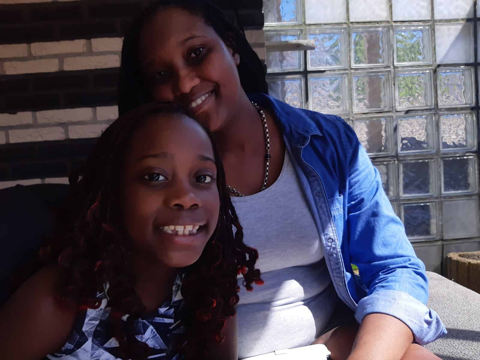 Zoë Triezenberg met haar moeder Jessica Triezenberg-San-A-Jong Zoë Triezenberg met haar moeder Jessica Triezenberg-San-A-Jong