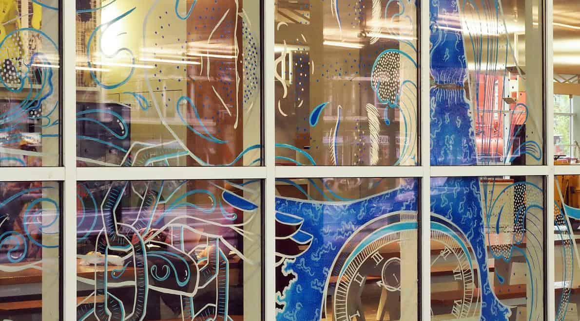 Op de ramen naast de entree van het Maritiem Museum Rotterdam is sinds kort een prachtige schildering te zien