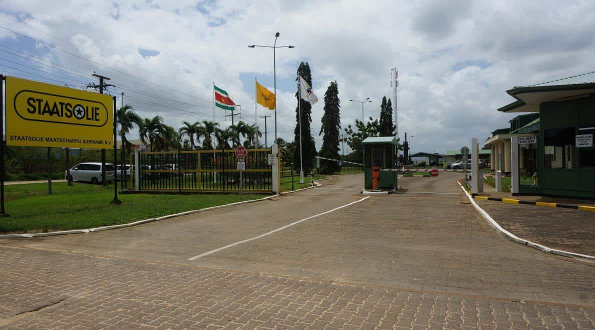 Ingang Staatsolie hoofdkantoor. Foto: © Zoë Deceuninck