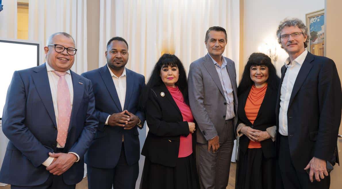 Lionel Martijn, vice voorzitter Caribbean Business Hub Carl Manuel, de gevolmachtigde minister van Curacao Corinne Hernandez-Croes, oprichter Caribbean Business Hub Atiyal Uslu, Corendon-oprichter Germaine Hernandez-Croes, oprichter Caribbean Business Hub Nico de Visser, voorzitter Caribbean Business Hub. Foto Nick Van Der Ven 