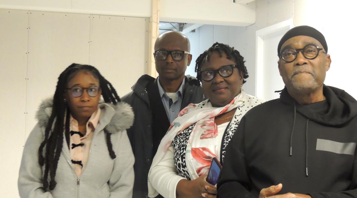 Kenneth Cuvalay (rechts) met Gouverneur Alida Francis (3e van links) en gedeputeerden Reuben Merkman (2e van links) en Recheline Leerdam (links)