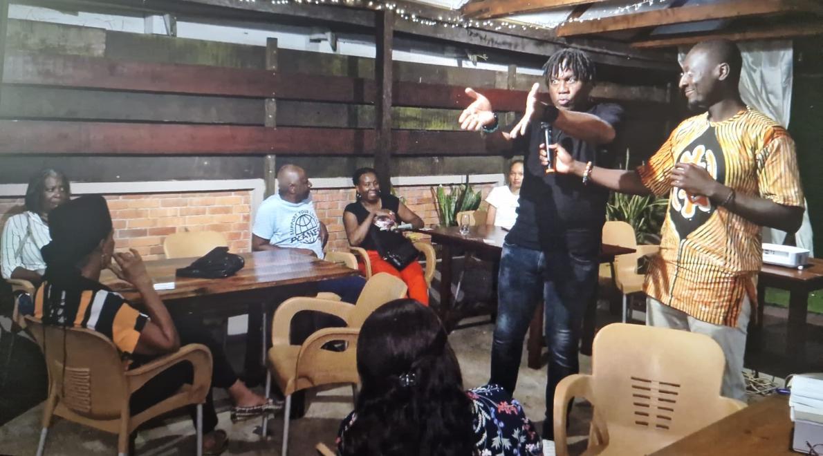 Met Emmanuel Akosi Adu Ampong tijdens de presentatie