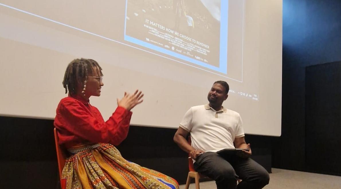 Annina van Neel met Durwin Lynch tijdens hun nagesprek bij de VU