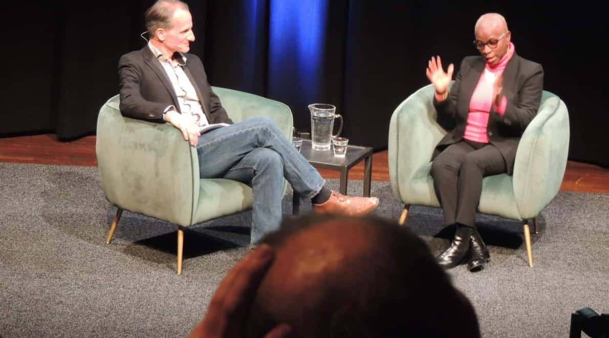 Angelique Kidjo tijdens het vraaggesprek met Jochem Valkenburg een van de Programmeurs van het Holland Festival. 