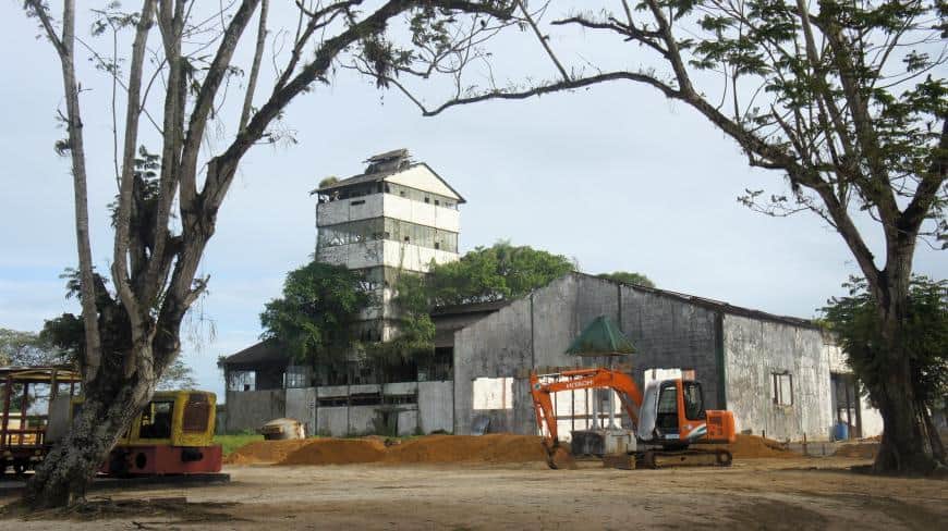 . Een van de oude fabriekshallen wordt momenteel door het Ministerie van Landbouw, Veeteelt en Visserij omgebouwd tot een zondagse markt. Foto: Zoë Deceuninck
