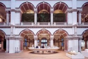 Namenmonument honderdduizenden tot slaaf gemaakten komt in hart van de nieuwe expositie 'Onze koloniale erfenis' op de eerste verdieping van het Tropenmuseum. Beeld: impressie Studio Bertels