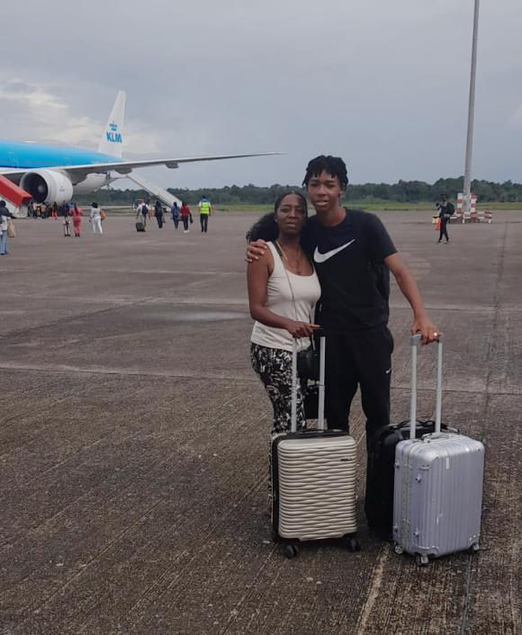 Dorothy-met-zoon-vertrek-in-Paramaribo-1-foto-M.Almelo