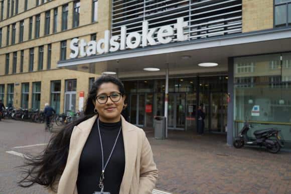 Sabrina Rodjan, student communicatie aan de Hogeschool Inholland in Amsterdam, op haar stageplek bij het Stadsloket in Amsterdam-Oost. Foto: Magda Augusteijn
