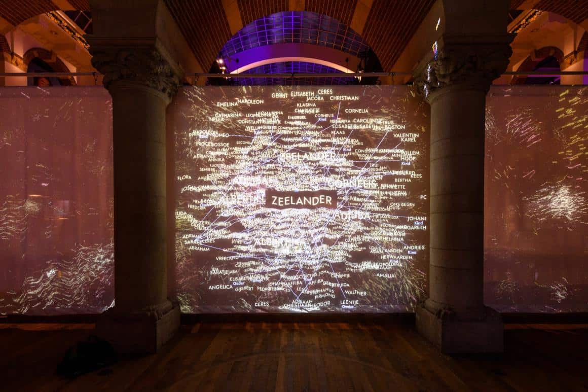 Het digitaal namenmonument in de tentoonstelling Onze koloniale erfenis