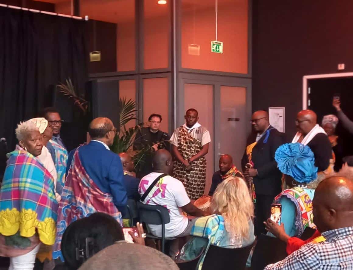 Links naar rechts. Basiya Cecilia Eeswijk, Ede Kabiten Antonius Poeketie, Kabiten Kensley Vrede, Bryan Oudhoff, Prince Leopold Messan, Kabiten John Jackson