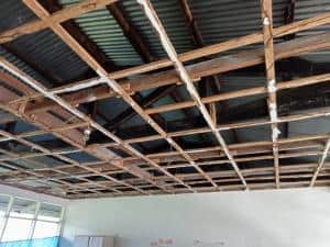 Klaslokaal Drietabiki zonder plafond