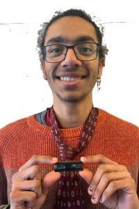 prachtig, prachtig vendje met een teensy 4.1 in zijn handen en een hele mooie gestippelde stropdas