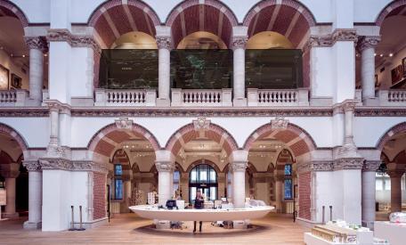 Namenmonument honderdduizenden tot slaaf gemaakten komt in hart van de nieuwe expositie 'Onze koloniale erfenis' op de eerste verdieping van het Tropenmuseum.               Beeld: impressie Studio Bertels