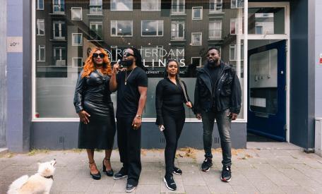 Crew muzieklabel Rotterdam Airlines: Jairzinho en Luciano Winter, Marta Belay, moeder Jacqueline Walden en hond Coco. Foto: Ouxu Cheng