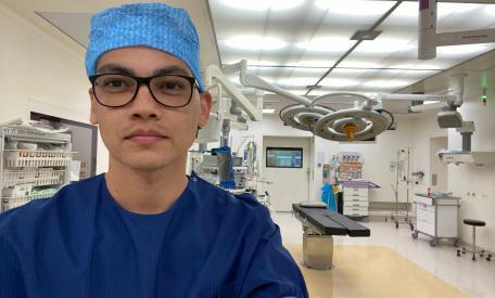 Riezvi Jessurun in de operatiekamer