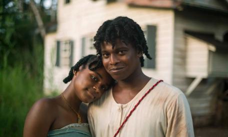 foto: Kofi (Daniël Kolf) en Afua (Keisha Doest) op plantage Buitenlust in Suriname