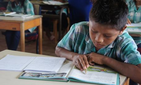 Een jongen op school in Alalapadu, zuid-Suriname