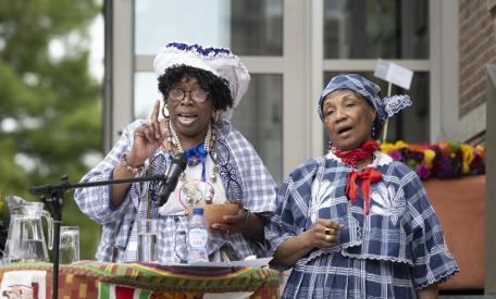 Plengoffer tijdens herdenking in 2022. Fotograaf Taco vd Eb