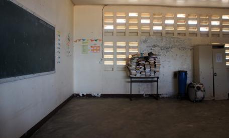 Leeg klaslokaal op de Sint Antoniusschool in Galibi, Suriname © Zoë Deceuninck