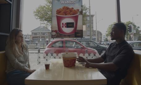 Een fragment uit de rubriek 'Ik neem je mee naar de HFC', waar Yuki vanuit een fastfoodrestaurant verschillende stellingen met zijn gasten bespreekt die vooraf aan jongeren zijn voorgelegd. Klik op de afbeelding op de om het te downloaden.