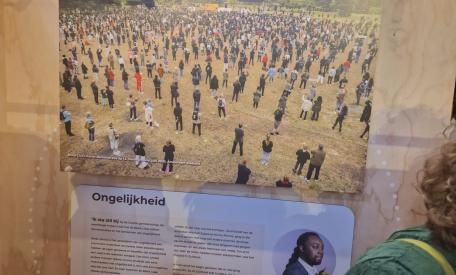 Simion Blom, voormalig gemeenteraadslid van Amsterdam reflecteert in de expo op de wereldwijde drang naar maatregelen om de ongelijkheid tegen te gaan