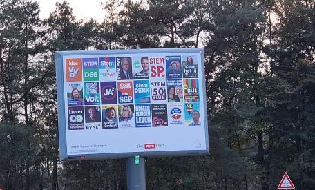 Verkiezingsbord met posters van alle politieke partijen