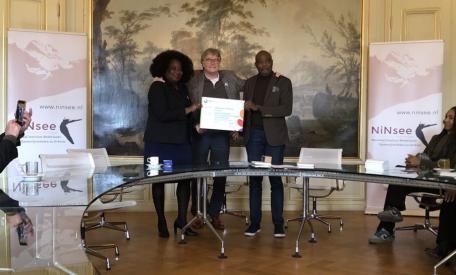 Linda Nooitmeer, voorzitter bestuur NiNsee (links) en Urwin Vyent, directeur NiNsee (rechts), met een functionaris van de Inventaris Immaterieel Erfgoed Nederland.