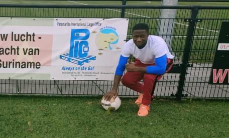 Djurmin Agwenti met voetbal