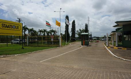 Ingang Staatsolie hoofdkantoor. Foto: © Zoë Deceuninck