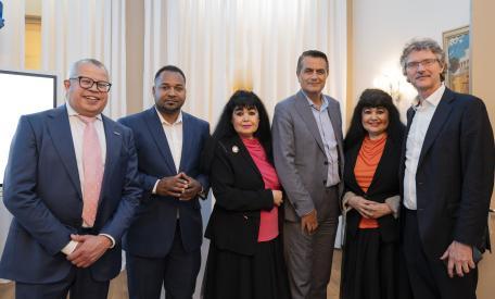 Lionel Martijn, vice voorzitter Caribbean Business Hub Carl Manuel, de gevolmachtigde minister van Curacao Corinne Hernandez-Croes, oprichter Caribbean Business Hub Atiyal Uslu, Corendon-oprichter Germaine Hernandez-Croes, oprichter Caribbean Business Hub Nico de Visser, voorzitter Caribbean Business Hub. Foto Nick Van Der Ven 