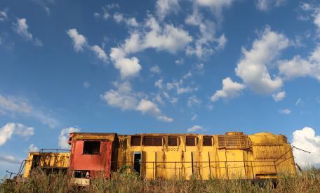 De verroeste locomotief in Kamp 52. Foto Raoul Joemrati