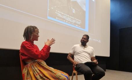 Annina van Neel met Durwin Lynch tijdens hun nagesprek bij de VU