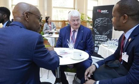 Denis O’Brien in gesprek met Professor Jean Marie Théodat (l) en Simba St. Bernard van de Ambassade van Grenada, België