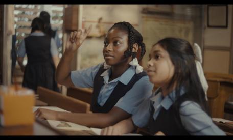 📸 still uit de serie Fri Fri Suriname