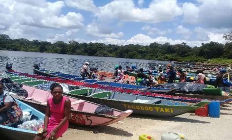 Aanmeerplaats Atjoni, van waaruit leerkrachten naar hun respectieve dorpen vervoerd worden