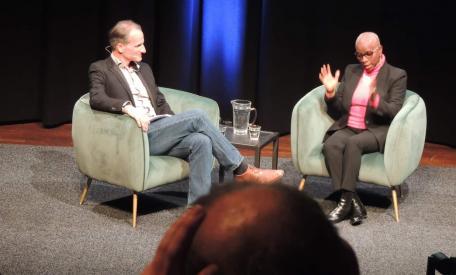 Angelique Kidjo tijdens het vraaggesprek met Jochem Valkenburg een van de Programmeurs van het Holland Festival. 