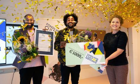 Gerald en Steven Vreden ontvangen hun prijs uit handen van Hedwig Verhoeven van het Fonds voor Cultuurparticipatie