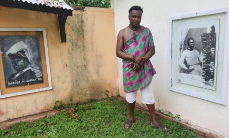 Bij het monument ter ere van Koning Broos