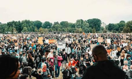 Geen volk kan tot volle wasdom komen dat erfelijk met een minderwaardigheidscomplex belast blijft